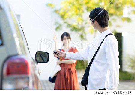 ドライブに行く若い男女 85187642