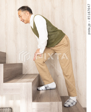 膝が痛いシニア男性 膝が痛いシニア男性 85187647
