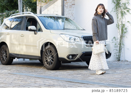 車でお出かけする女性 85189725