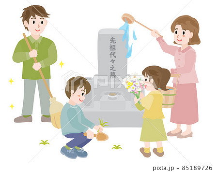 お彼岸のお墓参り　掃除をする4人家族 85189726