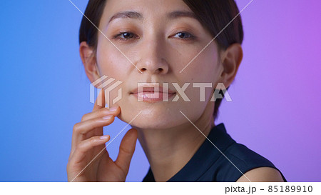 カラフル　女性　マルチカラー　クールビューティー 85189910