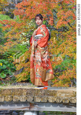 橋の上の和服美人 85190630
