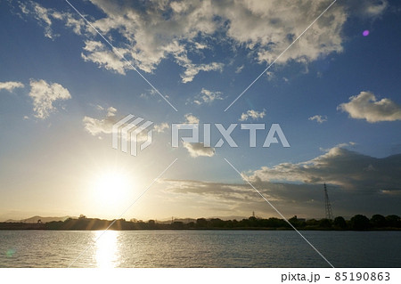 冬の朝日と川面の輝き 85190863