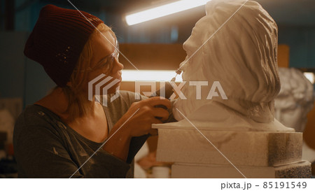 Woman working in sculpting workshop Woman working in sculpting workshop 85191549