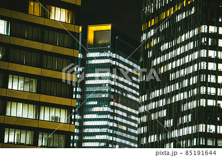 ビジネスイメージ　オフィスビル群の夜景 85191644