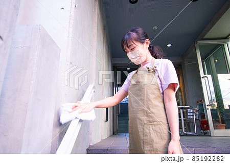マンションの階段の共用部を雑巾で拭き掃除する若い女性のやや下からの写真 85192282
