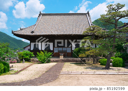 【瀬戸内三十三観音霊場】第十三番 頼久寺の法堂と青空 岡山県高梁市 【瀬戸内三十三観音霊場】第十三番 頼久寺の法堂と青空 岡山県高梁市 85192599