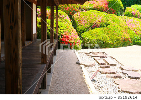 【瀬戸内三十三観音霊場】第十三番　頼久寺方丈の縁側とサツキの花咲く青海波　岡山県高梁市 85192614