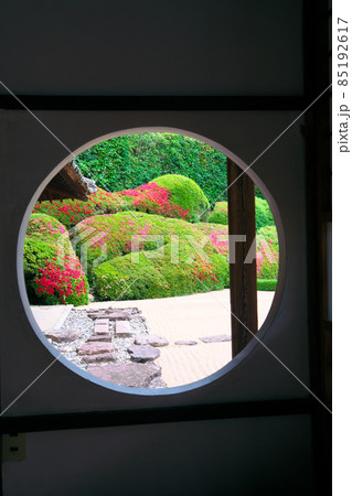 【瀬戸内三十三観音霊場】第十三番 頼久寺 円窓越しのサツキの花が咲く庭園4 岡山県高梁市 【瀬戸内三十三観音霊場】第十三番 頼久寺 円窓越しのサツキの花が咲く庭園4 岡山県高梁市 85192617