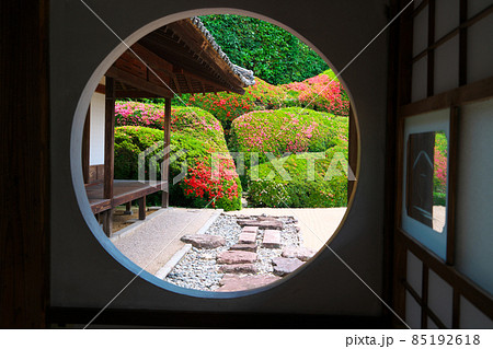【瀬戸内三十三観音霊場】第十三番　頼久寺　円窓越しのサツキの花が咲く庭園3　岡山県高梁市 85192618