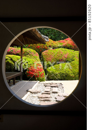 【瀬戸内三十三観音霊場】第十三番　頼久寺　円窓越しのサツキの花が咲く庭園1　岡山県高梁市 85192620
