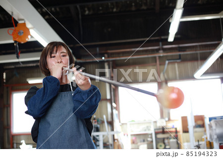 ガラス容器を作る女性　吹きガラス 85194323