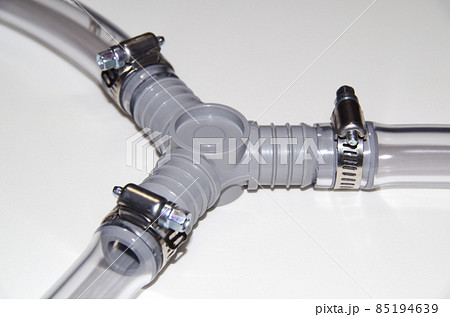 三本の透明なホースを三又の中継部品に接続して金具で固定した状態 85194639