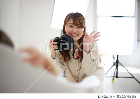 笑顔の女性カメラマン 85194868