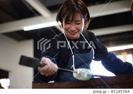 ガラス容器を作る女性　吹きガラス 85195564