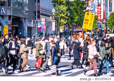 日本の東京都市景観 京都でオミクロン株の市中感染確認。渋谷は驚愕の人流爆発が続く＝23日 85195624