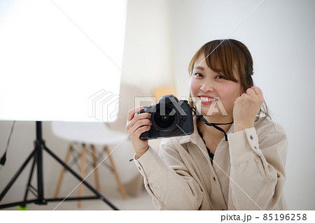 笑顔の女性カメラマン 85196258