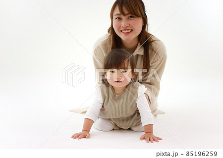 笑顔の親子 85196259