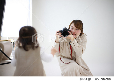 笑顔の女性カメラマン 笑顔の女性カメラマン 85196260