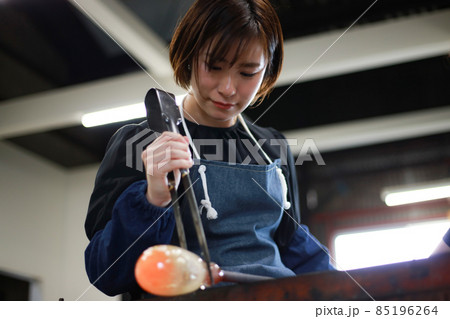 ガラス容器を作る女性　吹きガラス 85196264