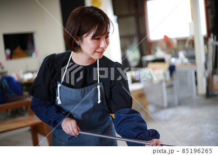 ガラス容器を作る女性　吹きガラス 85196265