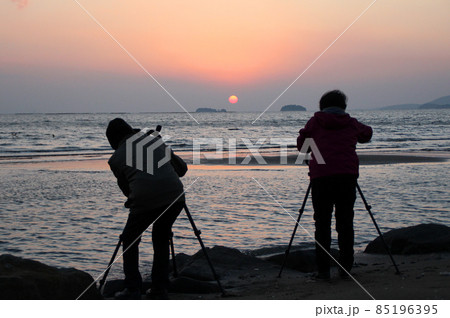 カメラマンと夕陽 カメラマンと夕陽 85196395