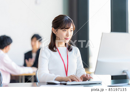 若いビジネスパーソン 85197135