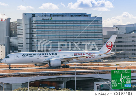 【羽田空港第一ターミナル　タキシング中のJAL機】 85197483