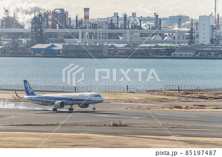 【羽田空港第一ターミナル ANA機着陸時のタイヤスモーク】 【羽田空港第一ターミナル ANA機着陸時のタイヤスモーク】 85197487