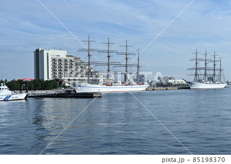 神戸港に停泊中の「日本丸」「海王丸」　メリケンパークより 85198370