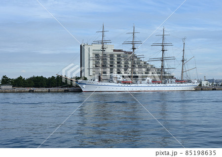 神戸港に停泊中の「日本丸」「海王丸」　メリケンパークより 85198635