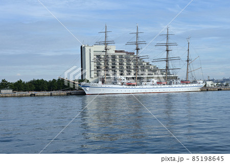 神戸港に停泊中の「日本丸」「海王丸」　メリケンパークより 85198645