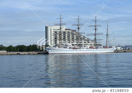 神戸港に停泊中の「日本丸」「海王丸」　メリケンパークより 85198650