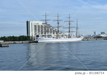 神戸港に停泊中の「日本丸」「海王丸」　メリケンパークより 85198754