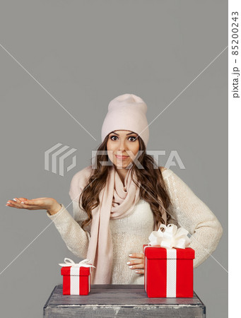 A beautiful young woman in winter clothes, thoughtfully, hesitan 85200243
