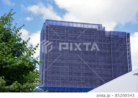 不動産イメージ　修繕工事で足場が組まれたマンション 85200543