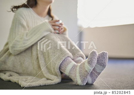 冷え性対策の靴下を履く若い女性 85202845