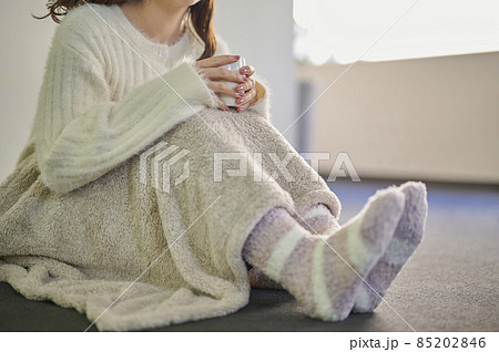 冷え性対策の靴下を履く若い女性 冷え性対策の靴下を履く若い女性 85202846