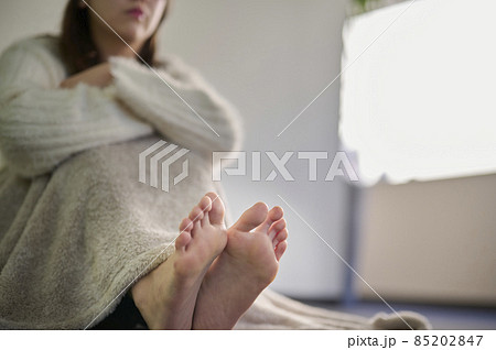 冷え性の若い女性 85202847