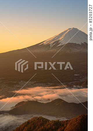 早朝の紅富士と雲海・新道峠からの絶景 早朝の紅富士と雲海・新道峠からの絶景 85203727