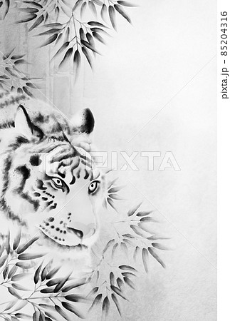 ドラマチックな虎と竹林の水墨画風年賀状イラスト 墨 背景白 縦 他色