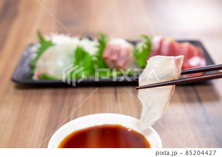 鯛の刺身を食べる 鯛の刺身を食べる 85204427