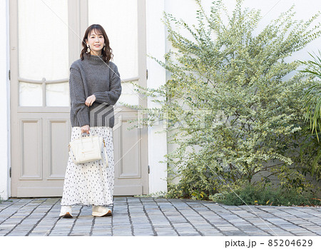 お出かけする可愛い女性 85204629