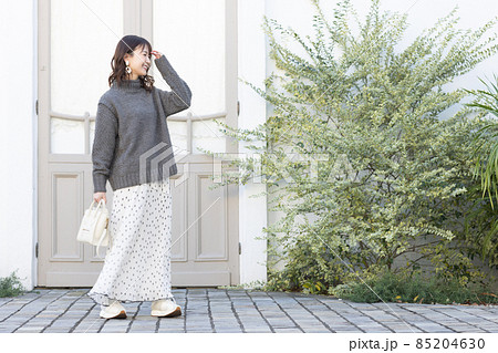 お出かけする可愛い女性 お出かけする可愛い女性 85204630