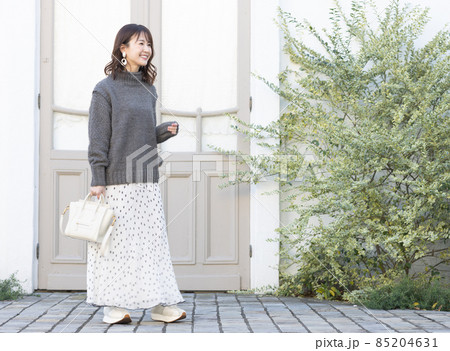 お出かけする可愛い女性 お出かけする可愛い女性 85204631