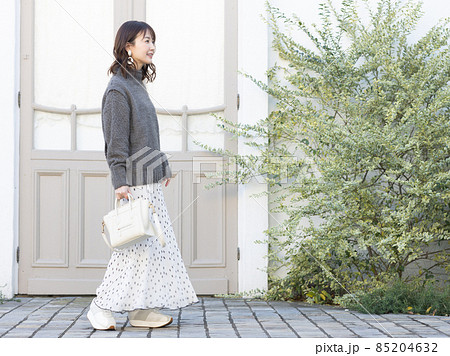 お出かけする可愛い女性 85204632