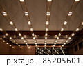 古いホールの天井と照明 85205601