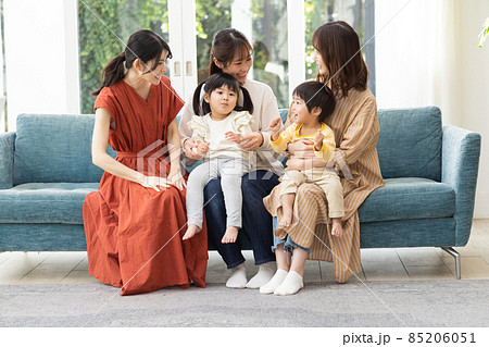 子育て中のママ友 85206051