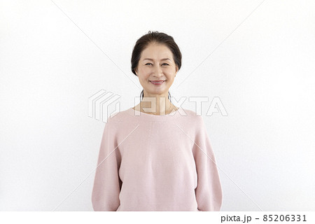 笑顔の60代前半の女性　カメラ目線　ポートレート 85206331