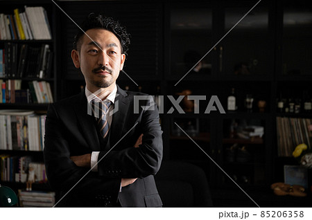 エクゼクティブな日本人ビジネスマン男性 右にコピースペースあり エクゼクティブな日本人ビジネスマン男性 右にコピースペースあり 85206358